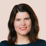 Sledujeme trh v reálném čase, takže při vyjednávání získáte silnou pozici a prodáte bez kompromisů. Každý prodej rezidenčního projektu začínáme důkladnou analýzou. Podle ní nastavíme optimální strategii a vyhneme se tak následným slevám, prodlevám i stresu. Víme, co děláme. A prodáváme s jistotou.