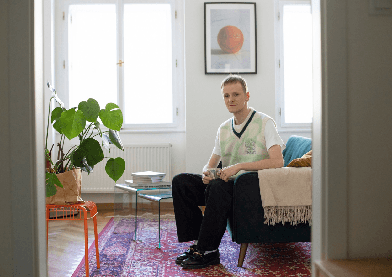 Karlínský vintage domov plný cool věcí, které podporují kreativitu jejich majitele