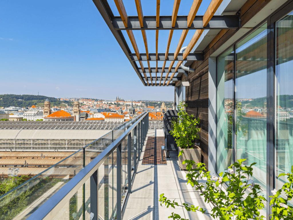 Prémiový byt na Vinohradech prodaný za rekordní cenu prostřednictvím neveřejné nabídky.   